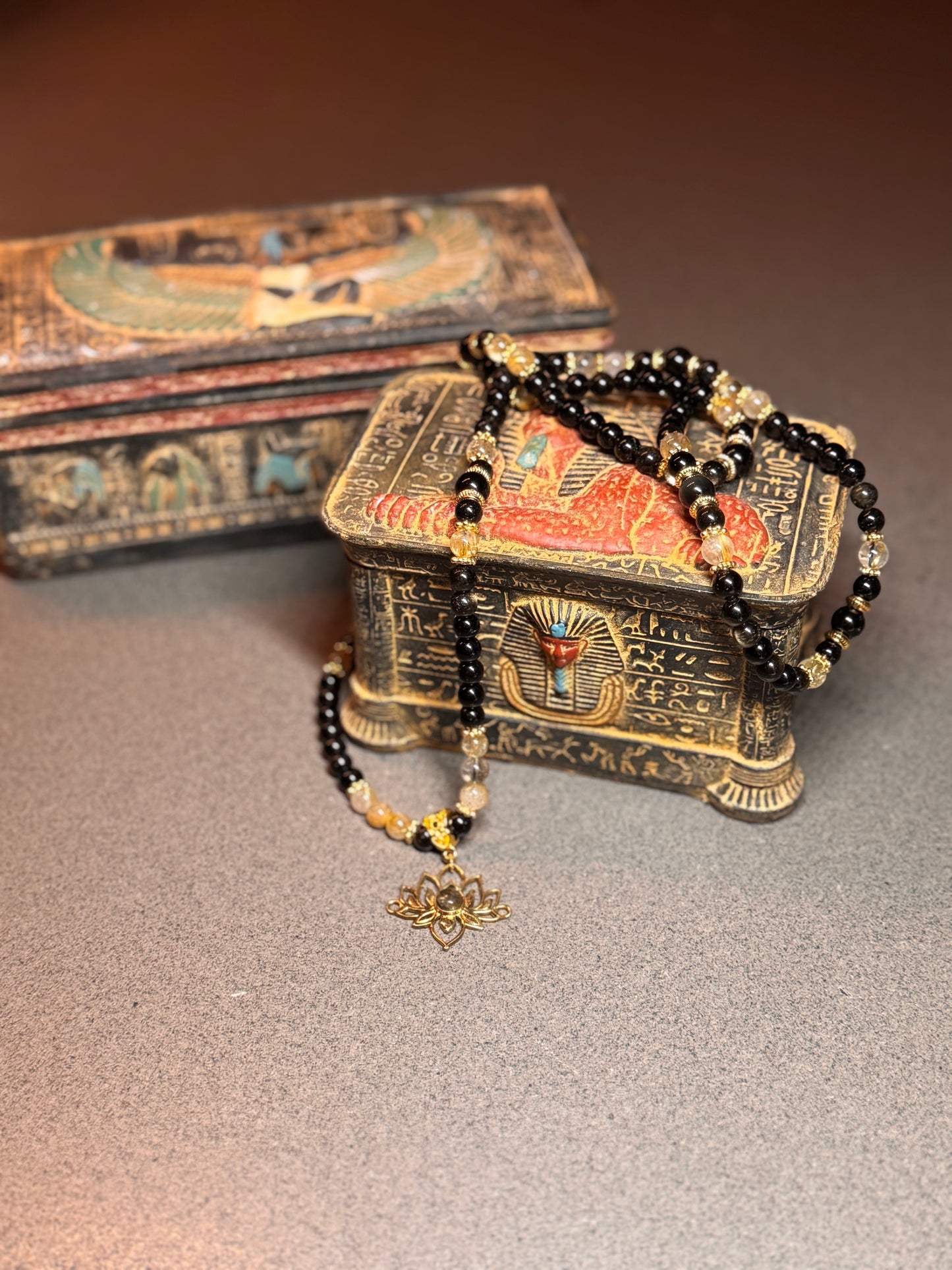 Gold-Obsidian & Gold-Rutil Quarz Kette mit Lotusblume – Schutz, Klarheit & spirituelle Kraft (mit Energiearbeit und Talisman)